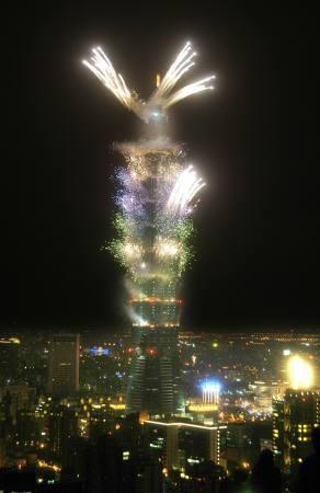 1643099-(圖文)全球迎接2006--台北101火樹銀花迎新年.jpg