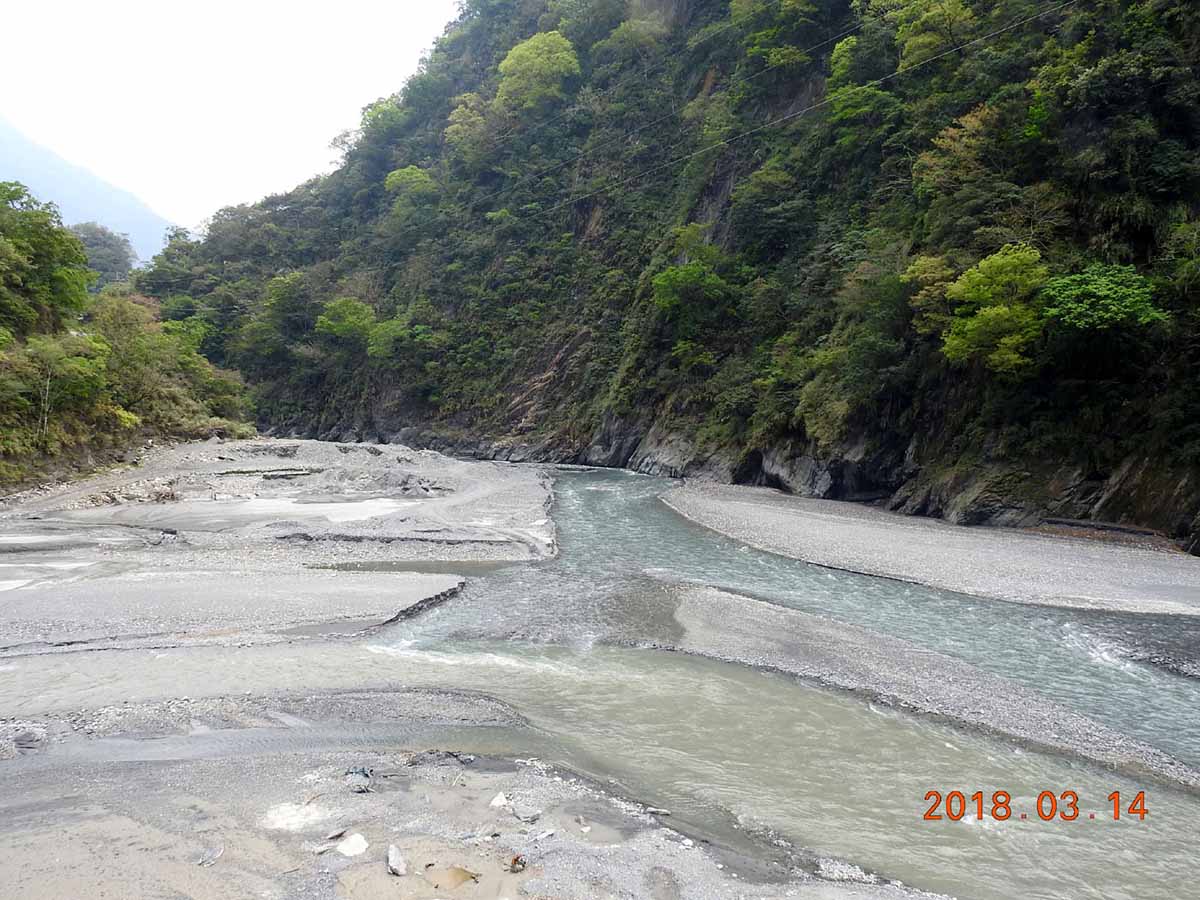 遠看丹大溪與濁水溪合流二.JPG
